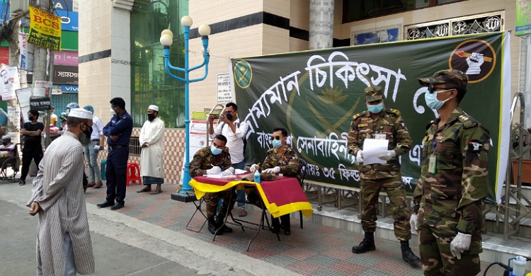 লক্ষ্মীপুরে সেনাবাহিনীর ভ্রাম্যমাণ চিকিৎসাসেবা