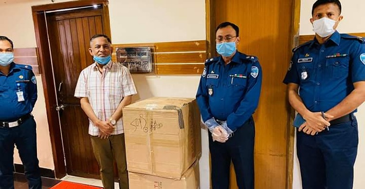 লক্ষ্মীপুরে পুলিশকে ১০০ সুরক্ষা পোষাক দিলেন আ.লীগ নেতা নয়ন
