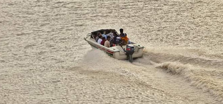 পদ্মায় স্পিডবোটের মুখোমুখি সংঘর্ষ চালক নিহত,আহত ১