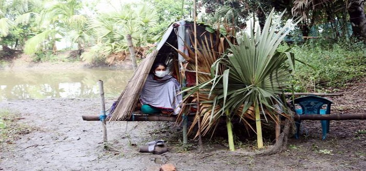হাসপাতাল থেকে আসায় ঝুপড়ি ঘরে কোয়ারেন্টাইনে নারী স্বাস্থ্যকর্মী