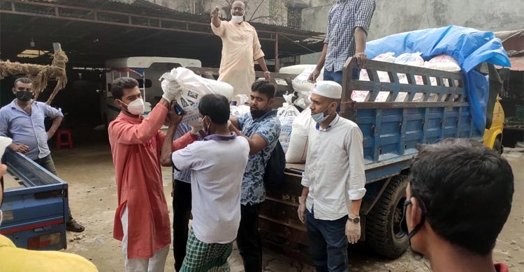 কর্মহীন ২৫০ পরিবারকে খাদ্যসামগ্রী দিলেন ভিপি নূর