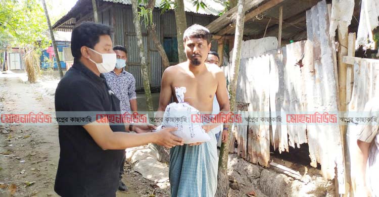 লক্ষ্মীপুরে প্রতিবন্ধী ও পথচারীদেরকে খাদ্য সহায়তা
