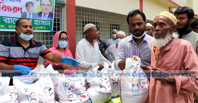 রামগঞ্জে অসহায়দেরকে খাদ্যসামগ্রী দিলেন যুবলীগ নেতা রাশেদ