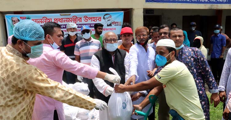 লক্ষ্মীপুর জেলা পরিষদ থেকে প্রধানমন্ত্রীর উপহার পেলেন ২ হাজার পরিবার