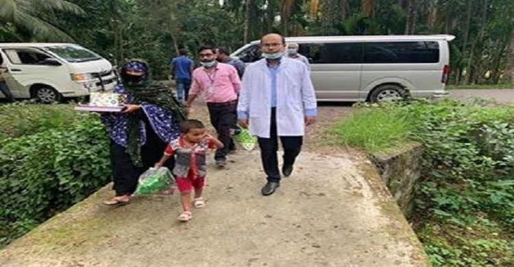 উপহারসহ সুস্থ তিন করোনা যোদ্ধাকে বাড়ি দিয়ে এসেছেন চিকিৎসকরা