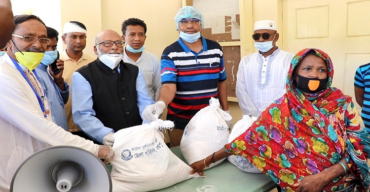 লক্ষ্মীপুর জেলা পরিষদের খাদ্যসামগ্রী বিতরণ অব্যাহত