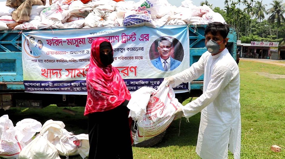 অসহায়দের মাঝে ঢাবি শিক্ষক সমিতির সভাপতির খাদ্যসামগ্রী বিতরণ