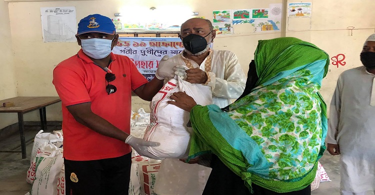 লক্ষ্মীপুরে অসহায় শিক্ষক-শিক্ষার্থীদের পাশে অ্যালামনাই এসোসিয়েশন