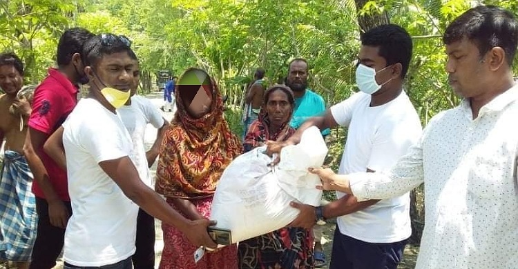 বরগুনায় কর্মহীদের মাঝে খাবার পৌছে দিলো সেইভ তালতলী