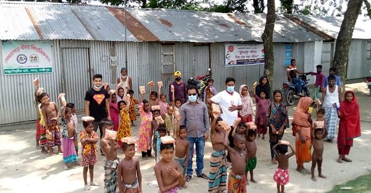 বেদে পল্লীর শিশুদের পাশে ‘সবুজ বাংলাদেশ”