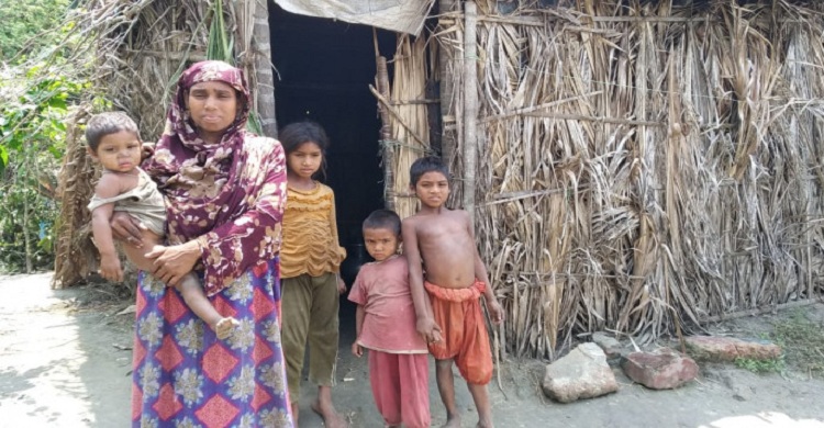 পরিবারের সবার সঙ্গে ঝড়-বৃষ্টিতে প্রতিনিয়ত শিশুটিও ভিজে