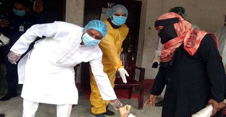 রামগতিতে করোনা আক্রান্ত চেয়ারম্যানের ত্রাণ বিতরণ!