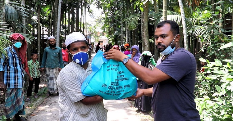 লক্ষ্মীপুরে যুবলীগ নেতা রুপমের ঈদ উপহার পেলেন প্রতিবন্ধিরা