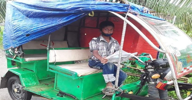 শিশু ইমনের হাতে সংসারের হাল