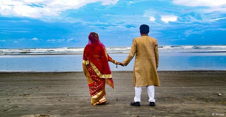 হানিমুন বাদ দিয়ে সমুদ্র পরিষ্কারে নামলেন ওরা
