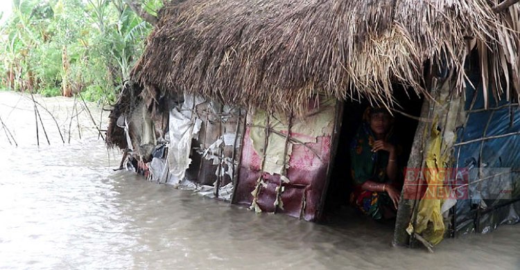 হাতিয়ায় বেড়িবাঁধ ভেঙে ২৫ গ্রাম প্লাবিত