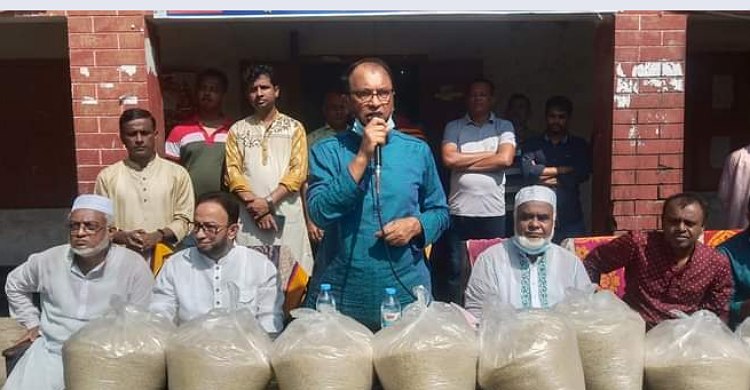 রায়পুরে  দরিদ্র পরিবারের মাঝে খাদ্যসামগ্রী বিতরণ