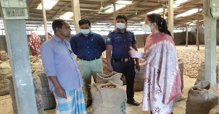 চাঁদপুরে বাড়তি দামে আলু বিক্রি, ২ কোল্ড স্টোরেজকে জরিমানা