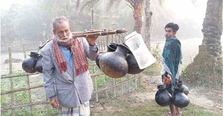 খেজুরের রস সংগ্রহে ব্যস্ত  লক্ষ্মীপুরের গাছিরা