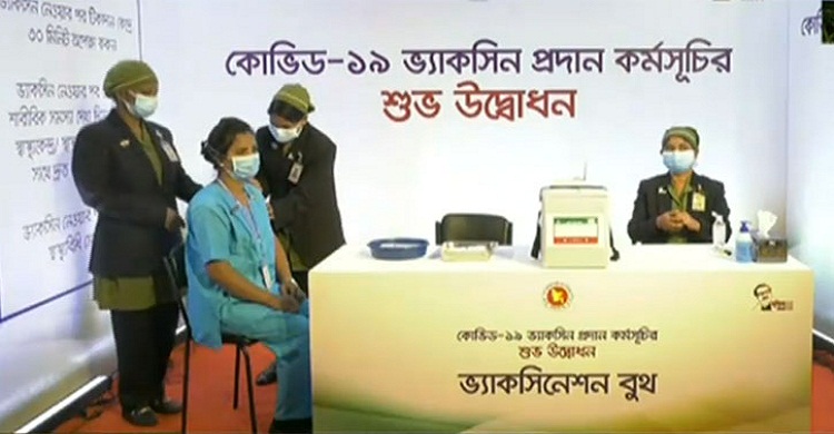 দেশের প্রথম করোনা টিকা নিলেন নার্স রুনু