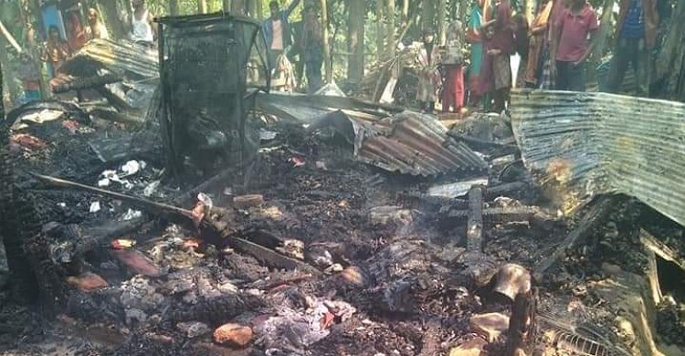 লক্ষ্মীপুরে আগুনে পুড়ে ঘর ছাই, নিঃস্ব রিকশা চালক