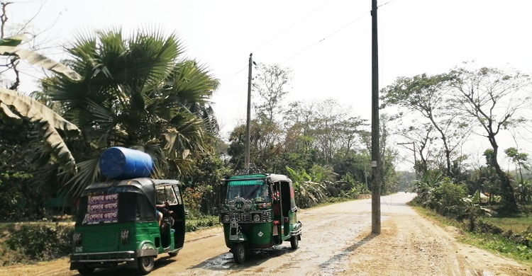 চন্দ্রগঞ্জে বিদ্যুতের খুঁটি অপসারণ না করেই চলছে রাস্তা প্রশস্তের কাজ