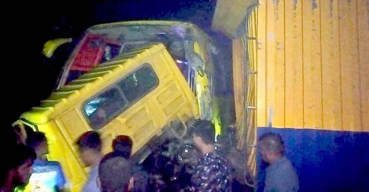 রায়পুরে বাস-কাভার্ডভ্যান মুখোমুখি সংঘর্ষে আহত ২০