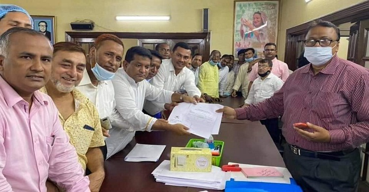 নয়নের পেস্টুনে সয়লাব, সংগ্রহ করলেন মনোনয়ন ফরমও
