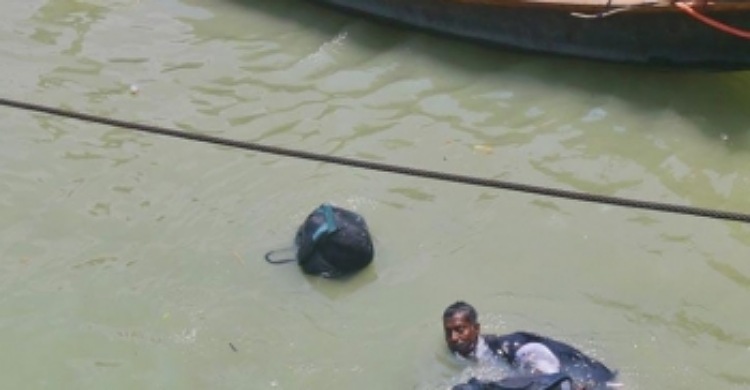 সন্তানদের ঈদ পোশাক উদ্ধারে ফেরি থেকে বাবার ঝাঁপ