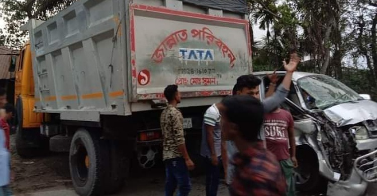রামগঞ্জে ট্রাক-মাইক্রো মুখোমুখি সংঘর্ষ