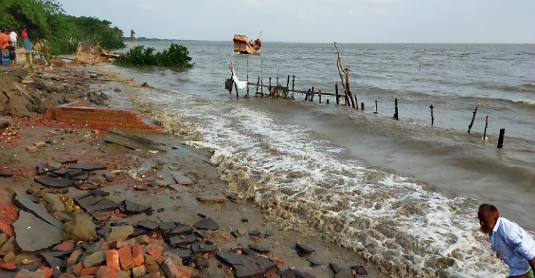 ইয়াস: অস্বাভাবিক জোয়ারে লক্ষ্মীপুর উপকূলে ভাঙন
