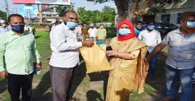 চাঁদপুরে অর্ধশতাধিক লঞ্চশ্রমিক পেল প্রধানমন্ত্রীর উপহার