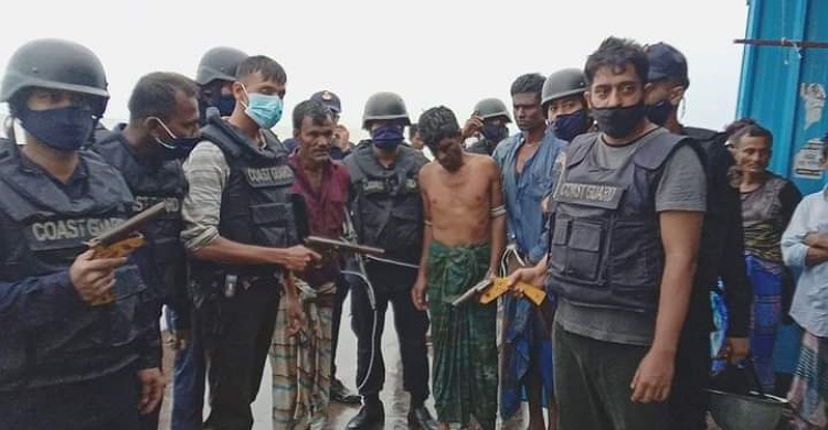 মেঘনায় কোস্টগার্ডের সঙ্গে গোলাগুলি : ৩ জলদস্যু আটক