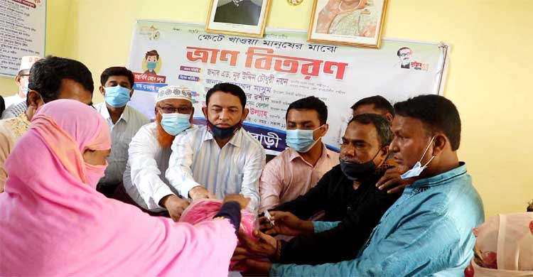 লক্ষ্মীপুরে খেটে খাওয়া মানুষের মাঝে ত্রাণ বিতরণ করল বাগবাড়ি ক্লাব