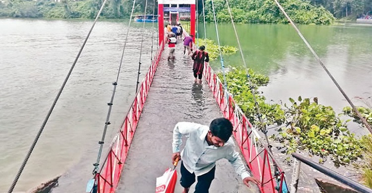 পর্যটকের আকর্ষণ রাঙামাটির ঝুলন্ত সেতু পানির নিচে