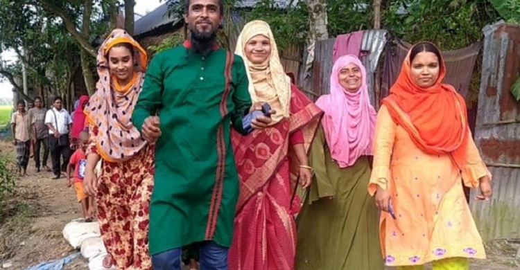 এক সতীনকে জেতাতে স্বামীর সঙ্গে ভোটের মাঠে দুই সতীন