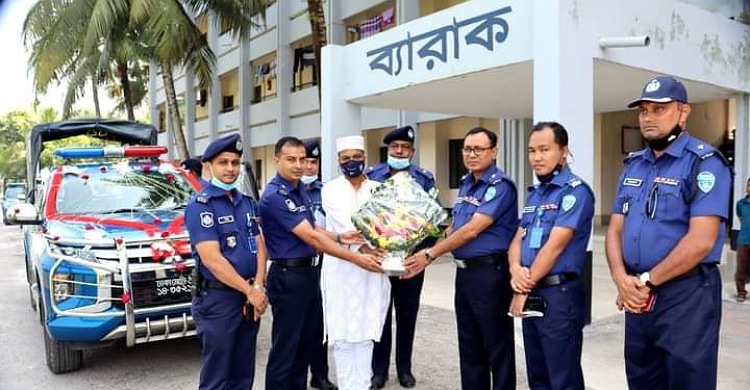 লক্ষ্মীপুরে সুসজ্জিত পুলিশের গাড়িতে বাড়ি গেলেন অবসরে যাওয়া কনস্টেবল নিজাম