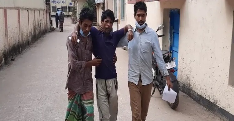 লক্ষ্মীপুরে প্রেমিকাদের কাছে ভাড়া চাওয়ায় রিকশাচালককে হত্যাচেষ্টা
