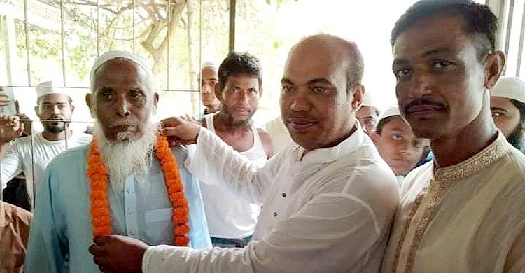 চরকাদিরাতে বিজয়ী চেয়ারম্যানকে পরাজিত প্রার্থীর ফুলেল শুভেচ্ছা