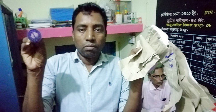 নোয়াখালীতে ভোটকেন্দ্রের পাশেই মিললো ব্যবহৃত ব্যালটের মুড়ি-সিল