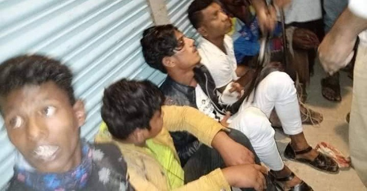 লক্ষ্মীপুরে বাবাকে এলজি ঠেকিয়ে মেয়েকে অপহরণের চেষ্টা, অস্ত্রসহ আটক ৫