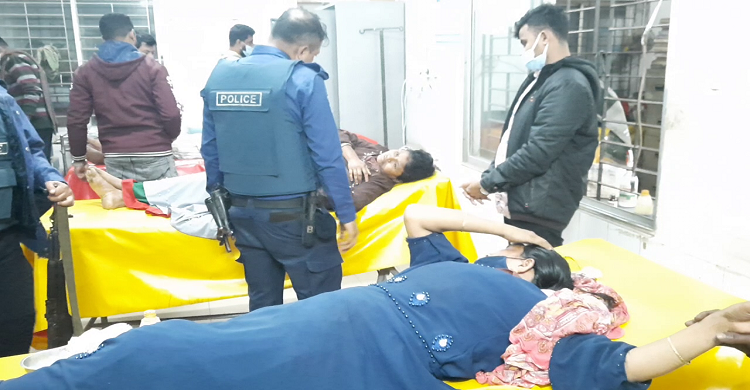 লক্ষ্মীপুরে ভোটে হেরে পুলিশ ও আনসার পিটিয়ে হাসপাতালে