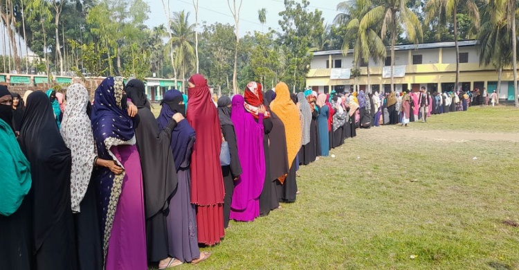 লক্ষ্মীপুরে ভোটকেন্দ্রে নারী ভোটারদের ভীড়