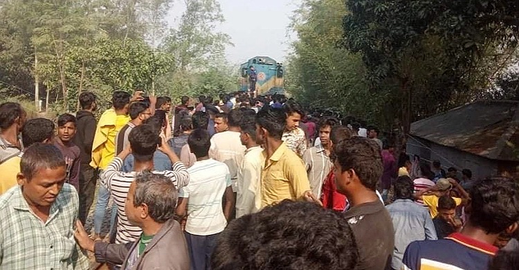রোদ পোহানোর সময় ট্রেনে কাটা পড়ে তিন ভাইবোনসহ নিহত ৪