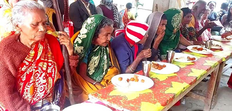 গোপালগঞ্জের হাইশুর বৃদ্ধাশ্রমে পিঠা উৎসব