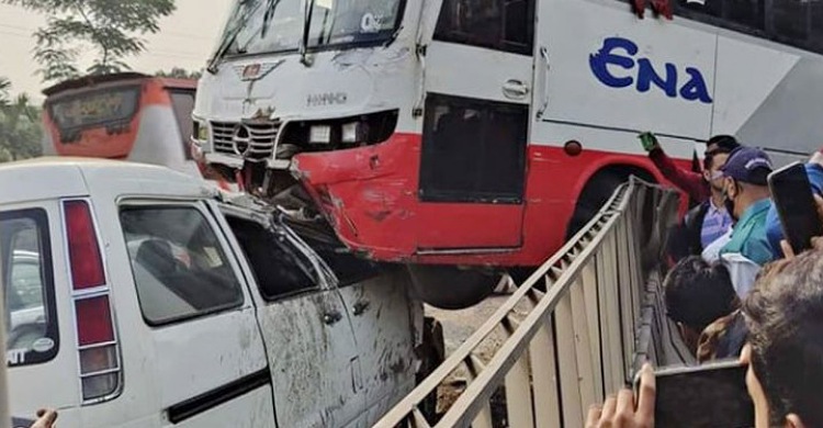 রাজধানীতে মাইক্রোবাসের ওপর উঠে গেলো বেপরোয়া এনা