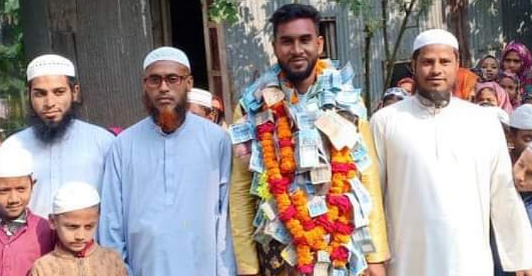 লক্ষ্মীপুরের চররমনীতে বিজয়ী ইউপি সদস্যকে টাকার মালা দিয়ে বরণ