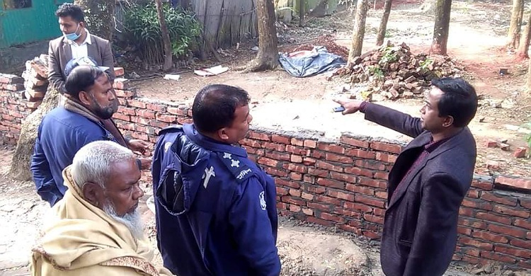 লক্ষ্মীপুরে প্রভাষকের জমির নির্মাণাধীন সীমানা প্রাচীর ভাঙচুর