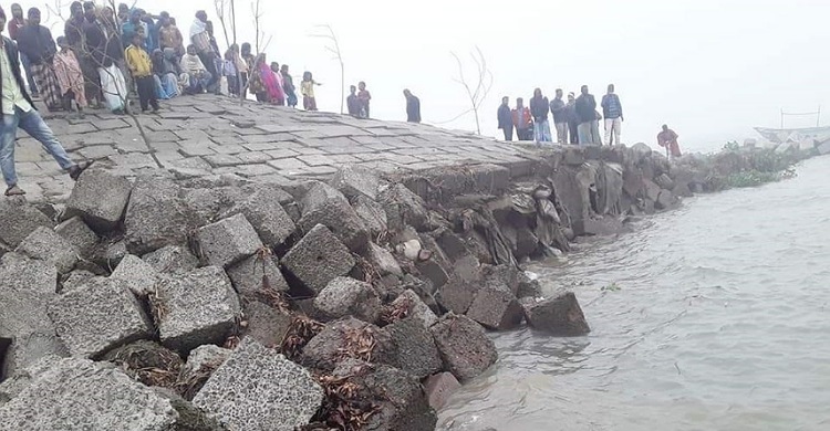 হঠাৎ ধস চাঁদপুর শহর রক্ষা বাঁধে!
