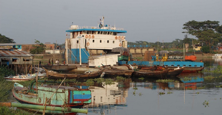 লক্ষ্মীপুরে ডুবোচরে আটকা পড়েছে ফেরি কৃষাণী
